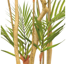 Detailopname van een kunstpalm met getextureerde stammen en groene bladeren.