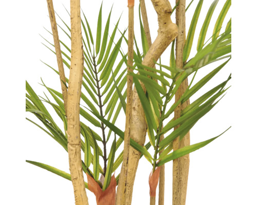 Detailopname van een kunstpalm met getextureerde stammen en groene bladeren.