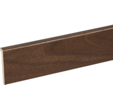 Plint met houtdecor in walnootlook, vlak profiel met afgeronde bovenkant.