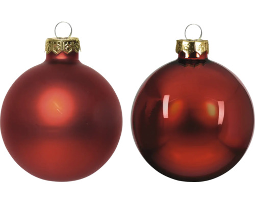 Twee rode glazen kerstballen, één mat en één glanzend, met goudkleurige kapjes en oogjes.