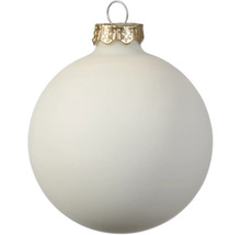 Matte witte kerstbal van glas met goudkleurig ophanghaakje.