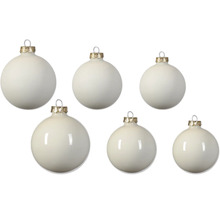 Zes witte kerstballen, drie mat en drie glanzend, met goudkleurige kapjes en metalen haakjes voor ophanging.