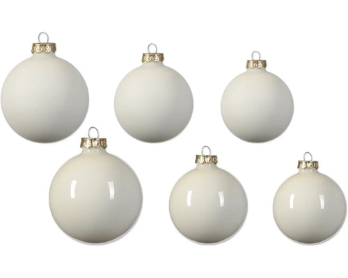 Zes witte kerstballen, drie mat en drie glanzend, met goudkleurige kapjes en metalen haakjes voor ophanging.