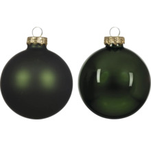 Twee donkergroene kerstballen, één mat en één glanzend, met goudkleurige hangers.