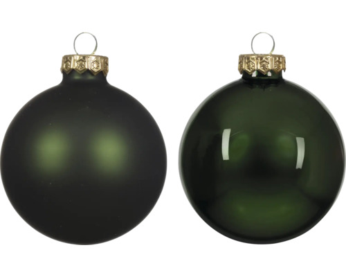 Twee donkergroene kerstballen, één mat en één glanzend, met goudkleurige hangers.