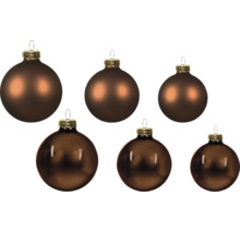 Zes bruine kerstballen, drie mat en drie glanzend, met goudkleurige kapjes.
