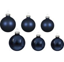Zes donkerblauwe kerstballen in matte en glanzende uitvoering met zilveren ophangkapjes.