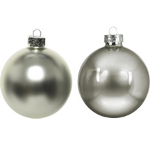 Twee glazen kerstballen, één mat en één glanzend, met een zilverkleurig ophangoog.