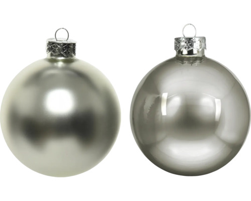 Twee glazen kerstballen, één mat en één glanzend, met een zilverkleurig ophangoog.