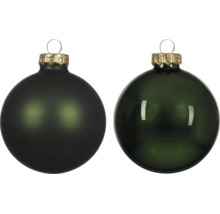 Twee donkergroene kerstballen van glas, een mat en een glanzend, met goudkleurige dop en oogje.