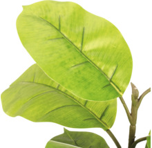 Close-up van kunstmatige plantenbladeren met gedetailleerde nerven op een bruine stengel.