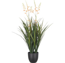Kunstgrasplant met oranje bloemen in een donkere pot.
