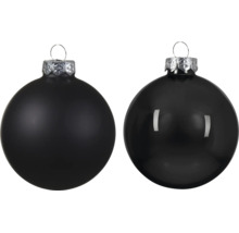 Twee zwarte kerstballen, een matte en een glanzende, met zilverkleurige hangers.