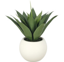 Kunstmatige agaveplant met spitse groene bladeren in een ronde witte pot.