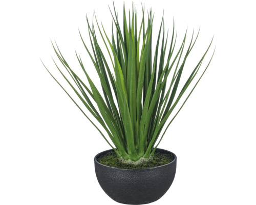 Kunstplant met lange, puntige groene bladeren in een ronde, getextureerde zwarte pot.