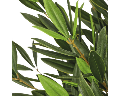 Detailopname van een kunstmatige olijftak met groene, langwerpige bladeren en bruine kunststof stengels.