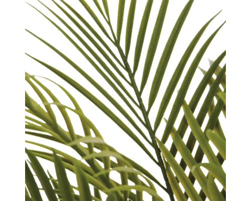 Detailopname van kunstmatige palmbladeren van kunststof voor decoratie.