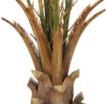 Close-up van de stam van een kunstpalm met zichtbare bladaanzetten voor interieurdecoratie.