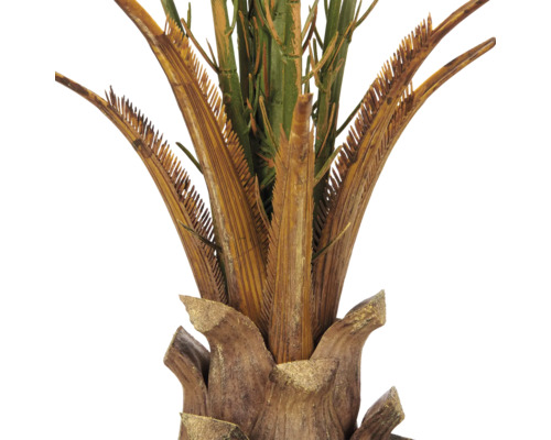 Close-up van de stam van een kunstpalm met zichtbare bladaanzetten voor interieurdecoratie.