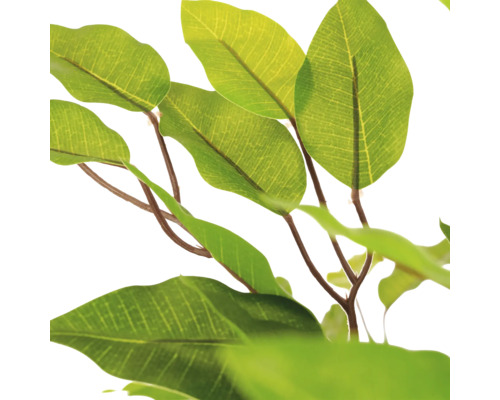 Detailopname van kunstmatige groene bladeren aan bruine takken van een kunstplant.