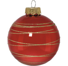 Rode glanzende kerstbal met horizontale gouden glitterstrepen en een gouden kapje.