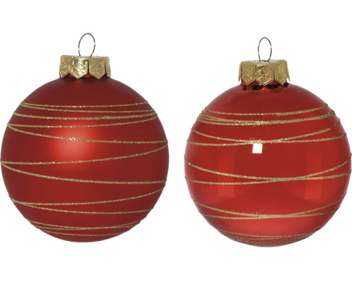 Twee rode kerstballen, een mat en een glanzend, met horizontale goudkleurige glitterstrepen.