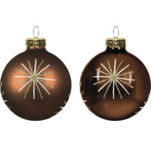 Twee bruine kerstballen met stervormig patroon van witte lijnen en gouden glitters, één mat en één glanzend.