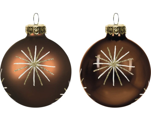 Twee bruine kerstballen met stervormig patroon van witte lijnen en gouden glitters, één mat en één glanzend.