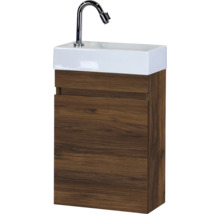 Wastafelonderkast in donker houtlook met wit keramische wastafel en verchroomde kraan.