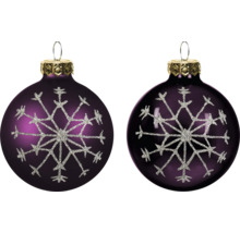 Twee paarse kerstballen met zilveren glitter sneeuwvlokmotief, een matte en een glanzende uitvoering, met goudkleurige ophanging.