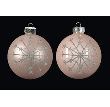 Twee ronde roze kerstballen met een zilveren glitter sneeuwvlokkenpatroon en een zilveren ophangoog.