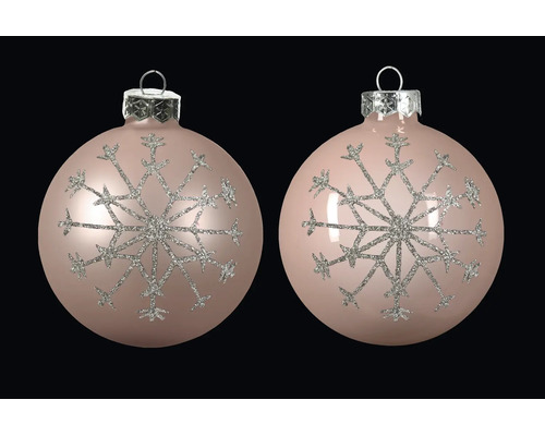 Twee ronde roze kerstballen met een zilveren glitter sneeuwvlokkenpatroon en een zilveren ophangoog.