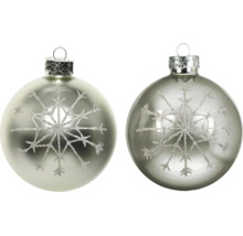 Twee zilveren kerstballen in mat en glanzend met sneeuwvlokmotief en glitters.