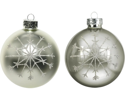 Twee zilveren kerstballen in mat en glanzend met sneeuwvlokmotief en glitters.