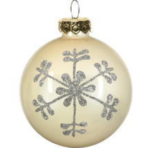 Crèmekleurige glazen kerstbal met zilverkleurig, glinsterend sneeuwvlokpatroon en gouden kapje.