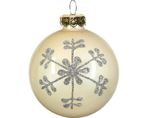 Crèmekleurige glazen kerstbal met zilverkleurig, glinsterend sneeuwvlokpatroon en gouden kapje.