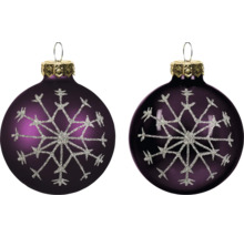 Twee paarse kerstballen met zilveren glitter sneeuwvlokkenpatroon, mat en glanzend, met goudkleurige ophanging.