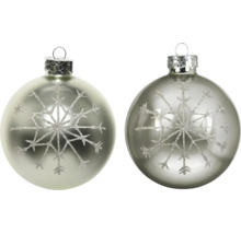 Twee glazen kerstballen met glitterend sneeuwvlokmotief en zilverkleurige ophanging.