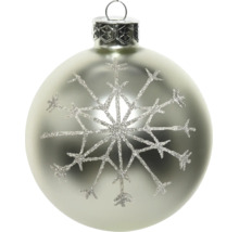 Zilverkleurige glazen kerstbal met glinsterend sneeuwvlokmotief en metalen oogje om op te hangen.