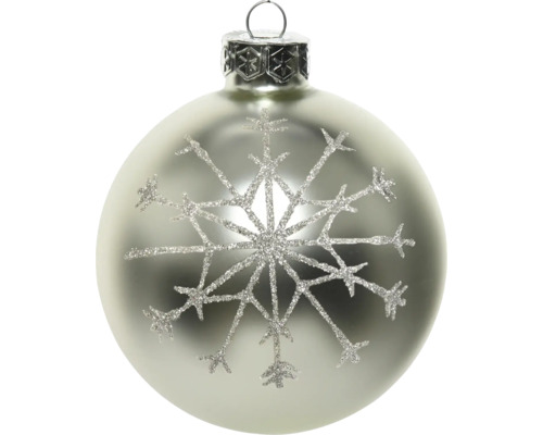 Zilverkleurige glazen kerstbal met glinsterend sneeuwvlokmotief en metalen oogje om op te hangen.