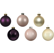 Zes kerstballen in verschillende kleuren met matte en glanzende afwerkingen en decoratieve hangers.