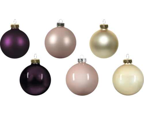 Zes kerstballen in verschillende kleuren met matte en glanzende afwerkingen en decoratieve hangers.