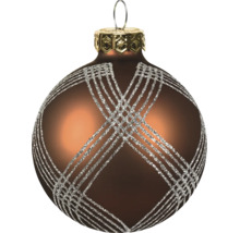 Koperkleurige kerstbal met zilveren glitterpatroon en ophangsysteem.