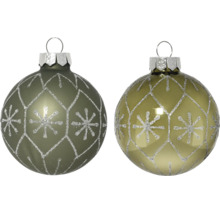 Twee groene glazen kerstballen met zilveren glitterpatroon van sneeuwvlokken en ruiten, één mat en één glanzend.