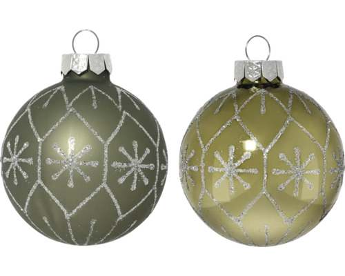 Twee groene glazen kerstballen met zilveren glitterpatroon van sneeuwvlokken en ruiten, één mat en één glanzend.
