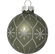 Groene kerstbal van glas met zilveren glitterpatroon van sneeuwvlokken en ruiten.