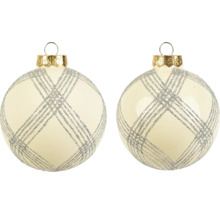 Twee crèmekleurige kerstballen van glas met een zilveren glitterpatroon en een gouden ophangoog.