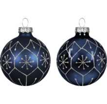 Twee donkerblauwe glazen kerstballen met zilveren glitterpatroon en sneeuwvlokmotieven, één mat en één glanzend.