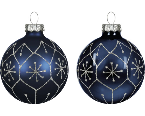 Twee donkerblauwe glazen kerstballen met zilveren glitterpatroon en sneeuwvlokmotieven, één mat en één glanzend.