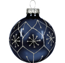 Donkerblauwe glazen kerstbal met zilveren glitterpatroon in geometrische vormen en sneeuwvlokmotieven.